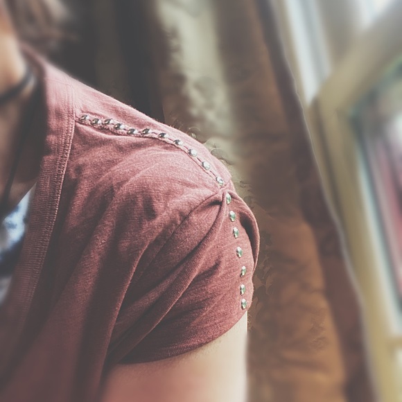 Studded Raw Edge Sleeve V-Neck Tee - Picture 10 of 16